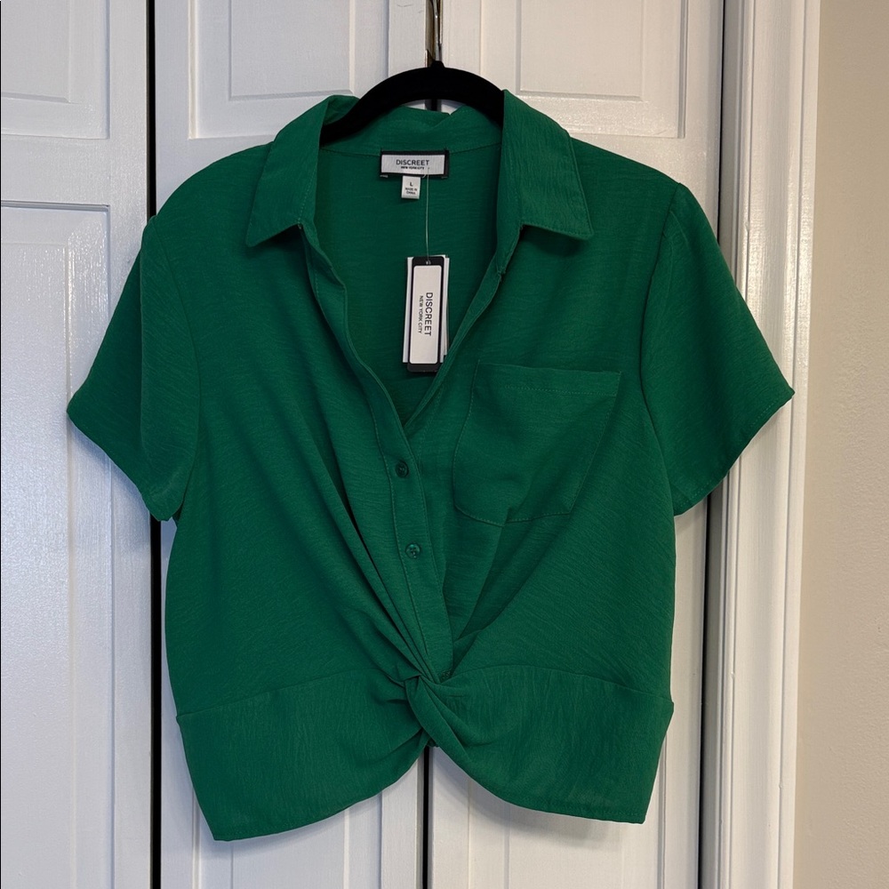 Discreet Emerald Green Short-Sleeve Knot Front Button-Down Shirt
